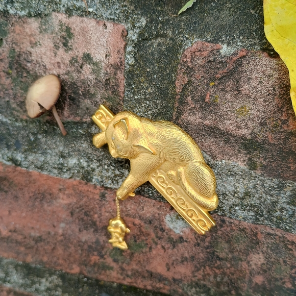 Vintage, 1990s J J Jonette brushed good tone cat and mouse brooch, cat lady gift - Picture 7 of 8